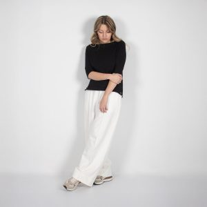 Camisa_cuello_bandeja_negra pantalon marfil