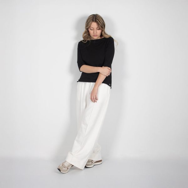 Camisa_cuello_bandeja_negra pantalon marfil