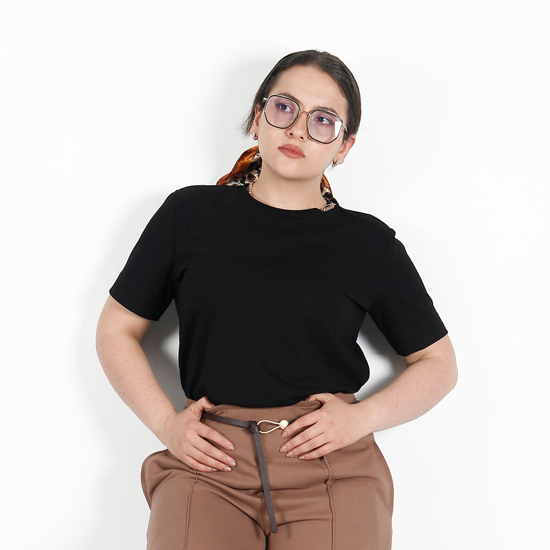 camisa_basica_manga_corta_negra_mujer_gafas
