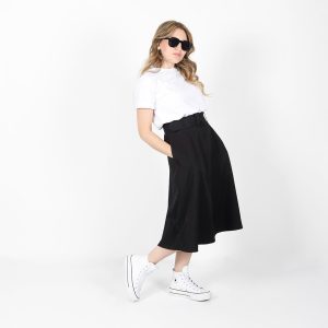 camiseta mujer con falda blanca